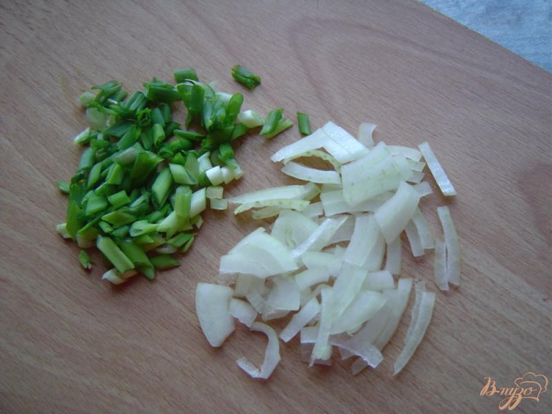 Фото приготовление рецепта: Свекольный салат с солеными огурцами и яйцами шаг №4