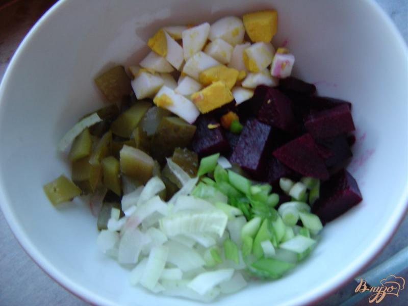 Фото приготовление рецепта: Свекольный салат с солеными огурцами и яйцами шаг №5