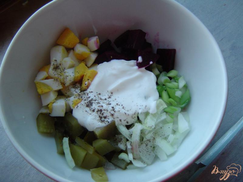 Фото приготовление рецепта: Свекольный салат с солеными огурцами и яйцами шаг №6
