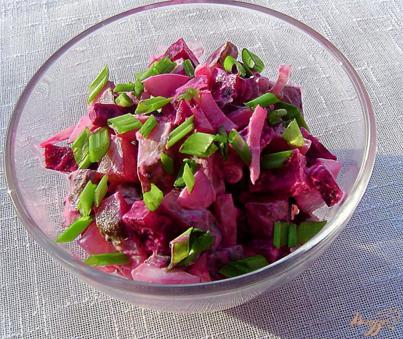 Фото приготовление рецепта: Свекольный салат с солеными огурцами и яйцами шаг №7
