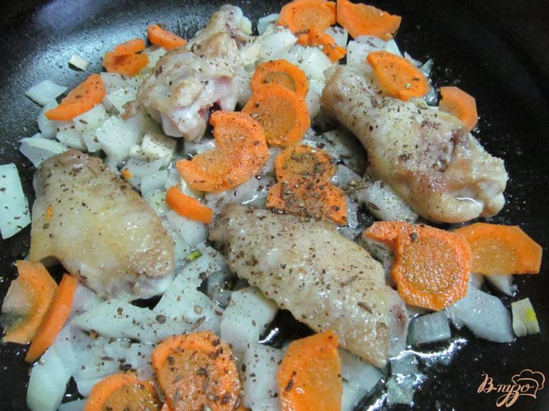 Фото приготовление рецепта: Тушенная капуста с куриными крыльями шаг №3