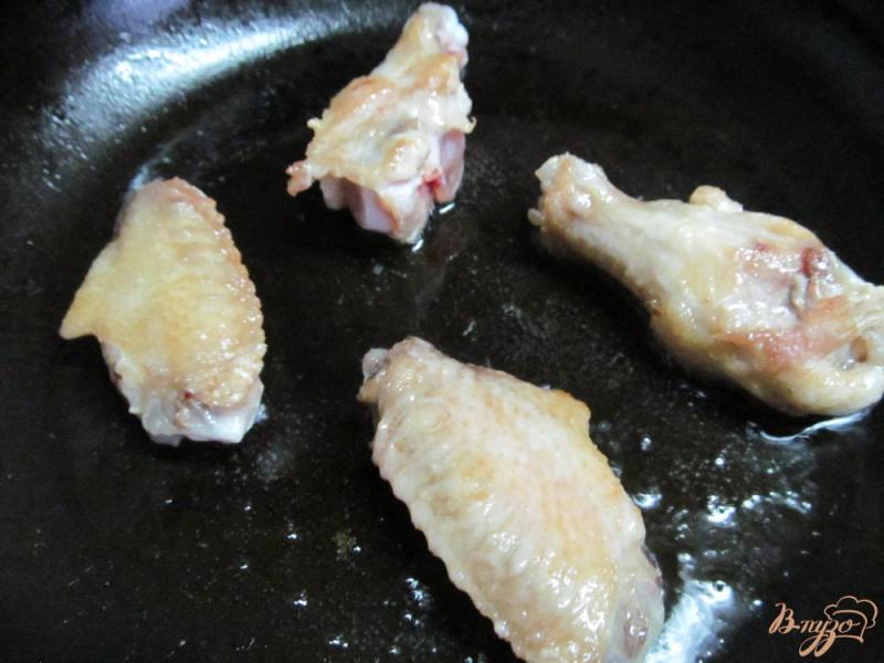 Фото приготовление рецепта: Тушенная капуста с куриными крыльями шаг №1