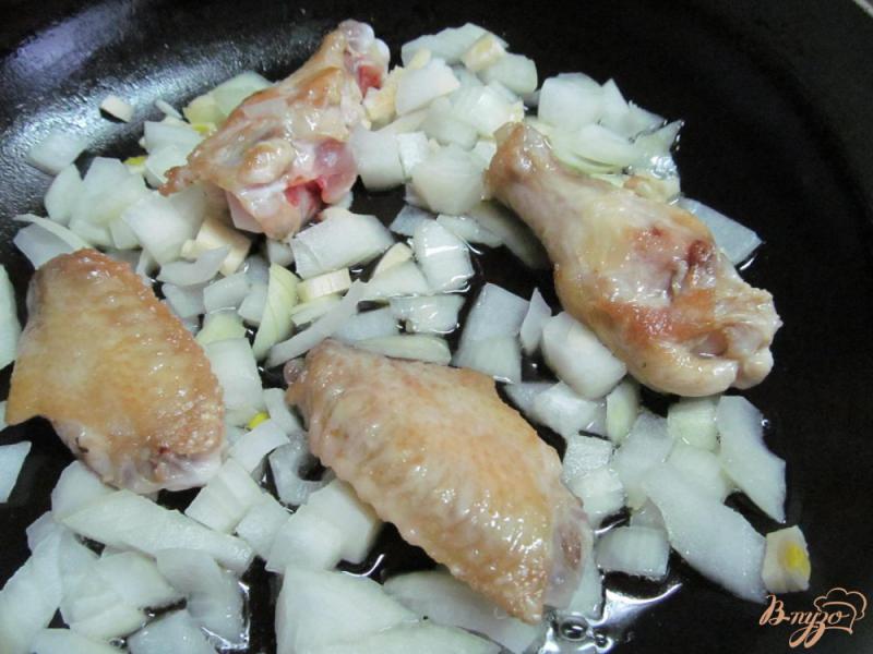Фото приготовление рецепта: Тушенная капуста с куриными крыльями шаг №2