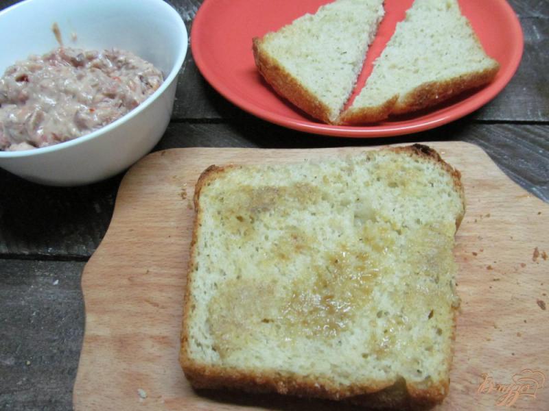 Фото приготовление рецепта: Бутерброд с фасолевой намазкой курицей и яйцами шаг №4