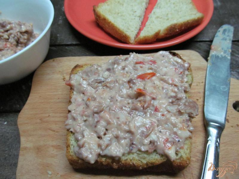 Фото приготовление рецепта: Бутерброд с фасолевой намазкой курицей и яйцами шаг №5
