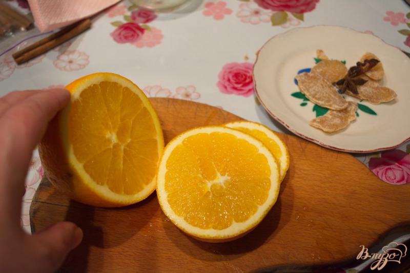 Фото приготовление рецепта: Имбирный глинтвейн с апельсином и  перцем шаг №2