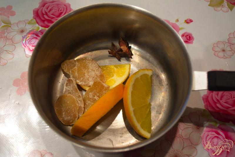 Фото приготовление рецепта: Имбирный глинтвейн с апельсином и  перцем шаг №3
