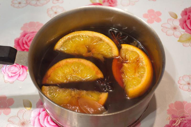 Фото приготовление рецепта: Имбирный глинтвейн с апельсином и  перцем шаг №5