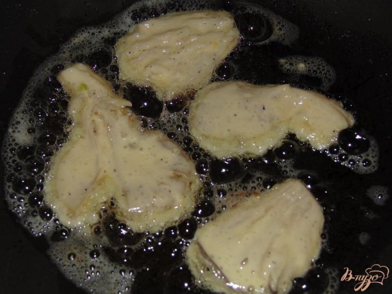 Фото приготовление рецепта: Отбивные из вешенок в чесночном кляре на сметане шаг №6