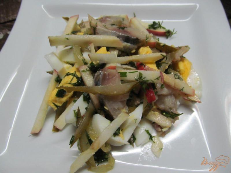 Фото приготовление рецепта: Салат из копченной скумбрии огурца и яйца шаг №4