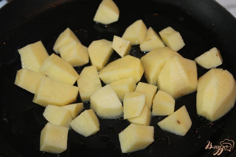 Фото приготовление рецепта: Картофель с печенью запеченные в горшочке под сыром шаг №2