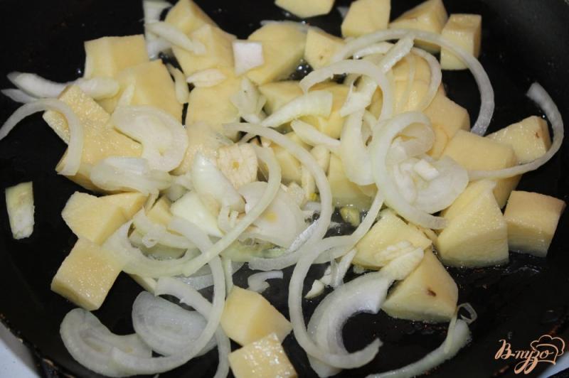 Фото приготовление рецепта: Картофель с печенью запеченные в горшочке под сыром шаг №3