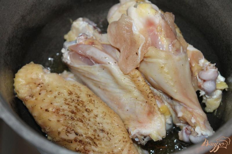 Фото приготовление рецепта: Куриные крылья тушенные с вешенками в соевом соусе шаг №2