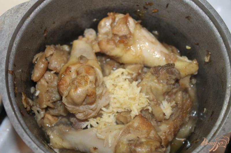 Фото приготовление рецепта: Куриные крылья тушенные с вешенками в соевом соусе шаг №5