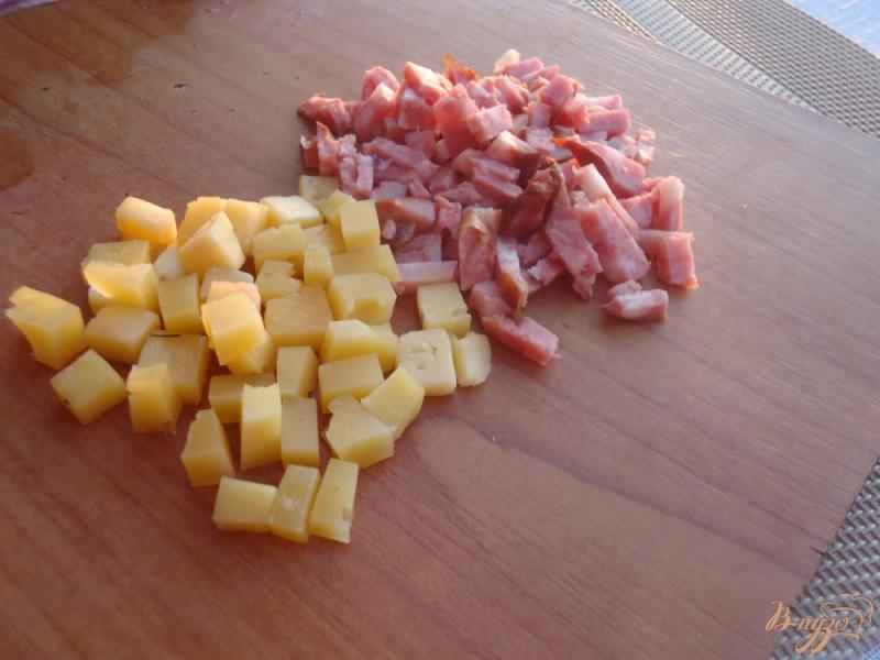 Фото приготовление рецепта: Свекольный салат с копченой колбасой, сыром,маринованными огурцами и кукурузой шаг №2