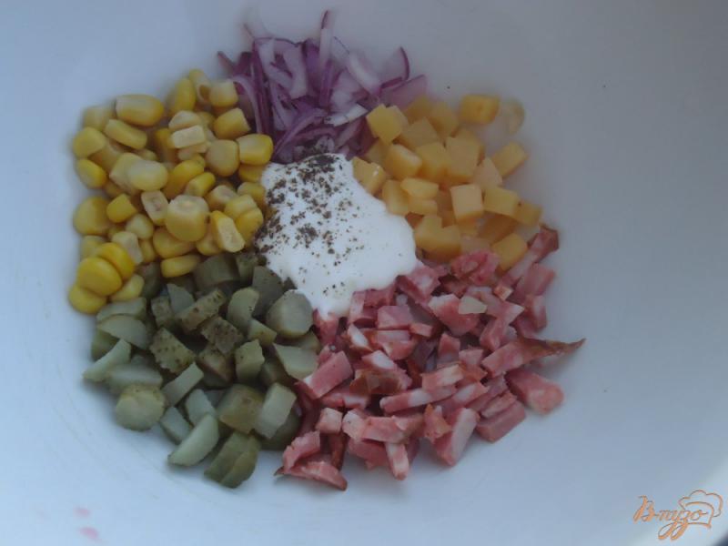 Фото приготовление рецепта: Свекольный салат с копченой колбасой, сыром,маринованными огурцами и кукурузой шаг №4