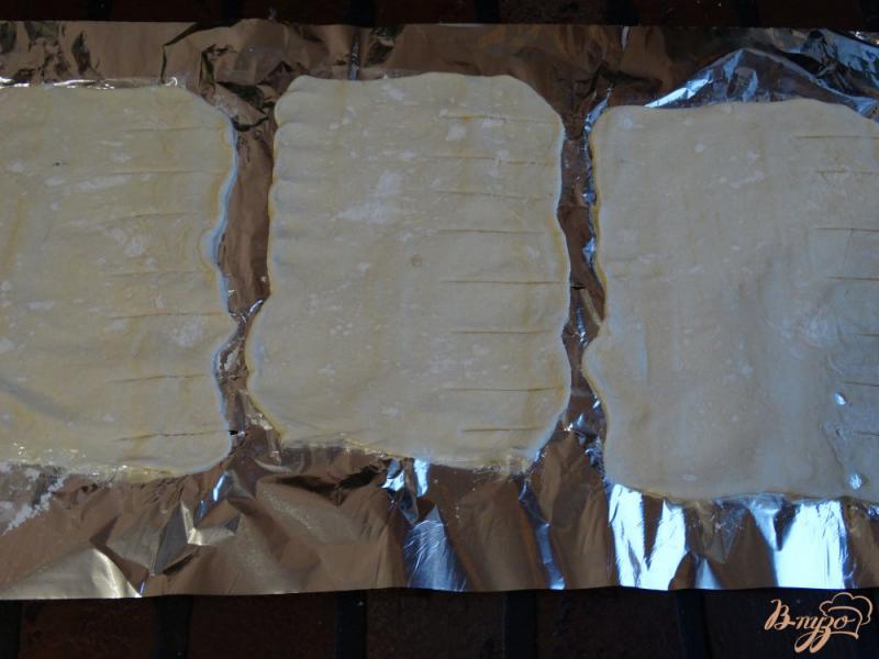 Фото приготовление рецепта: Слоеные булочки с творожно-кокосовой начинкой шаг №2