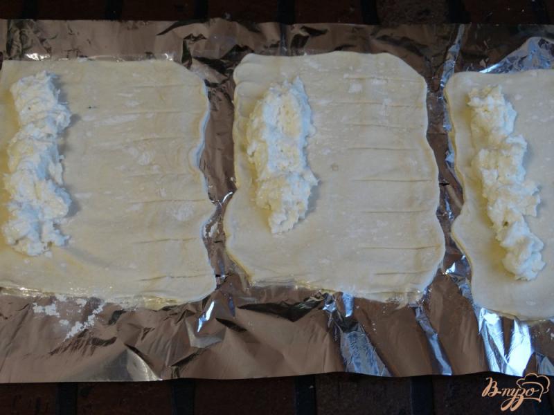 Фото приготовление рецепта: Слоеные булочки с творожно-кокосовой начинкой шаг №6