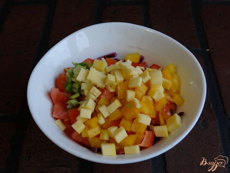 Фото приготовление рецепта: Салат с красной капустой и сыром шаг №4