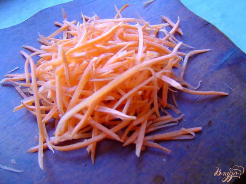 Фото приготовление рецепта: Салат из свежих моркови, свеклы, яблока с сыром и сухариками шаг №2