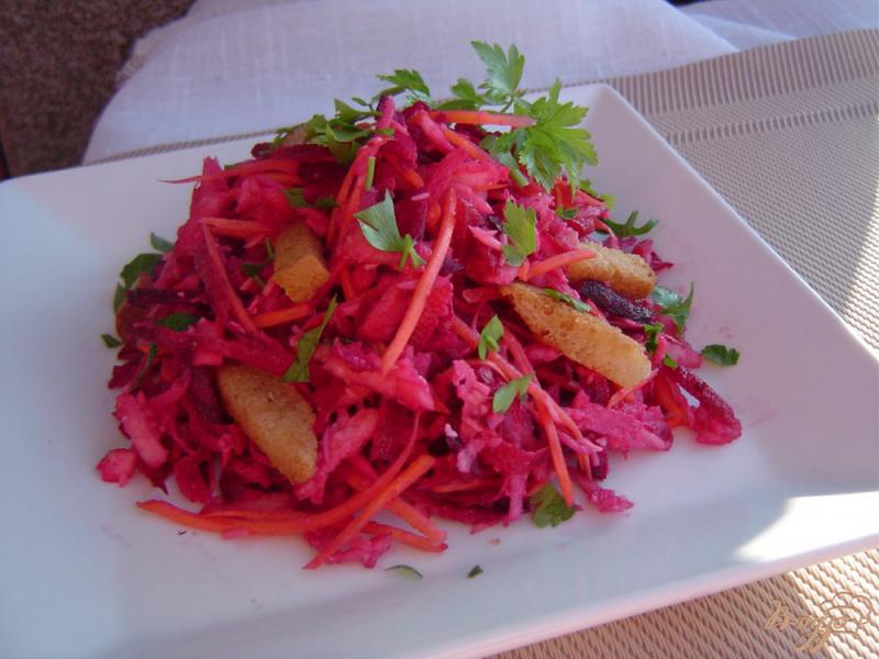 Фото приготовление рецепта: Салат из свежих моркови, свеклы, яблока с сыром и сухариками шаг №5