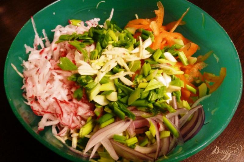 Фото приготовление рецепта: Овощной салат из капусты и редиса шаг №3