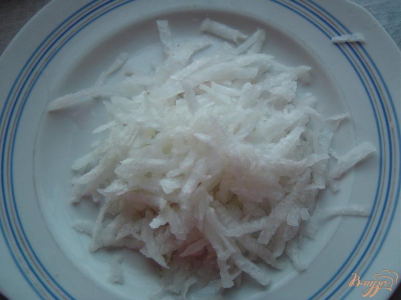 Фото приготовление рецепта: Салат с редькой, огурцом и морковью шаг №1
