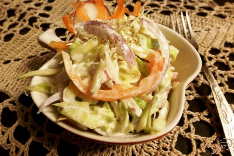 Фото приготовление рецепта: Овощной салат из капусты и редиса шаг №6