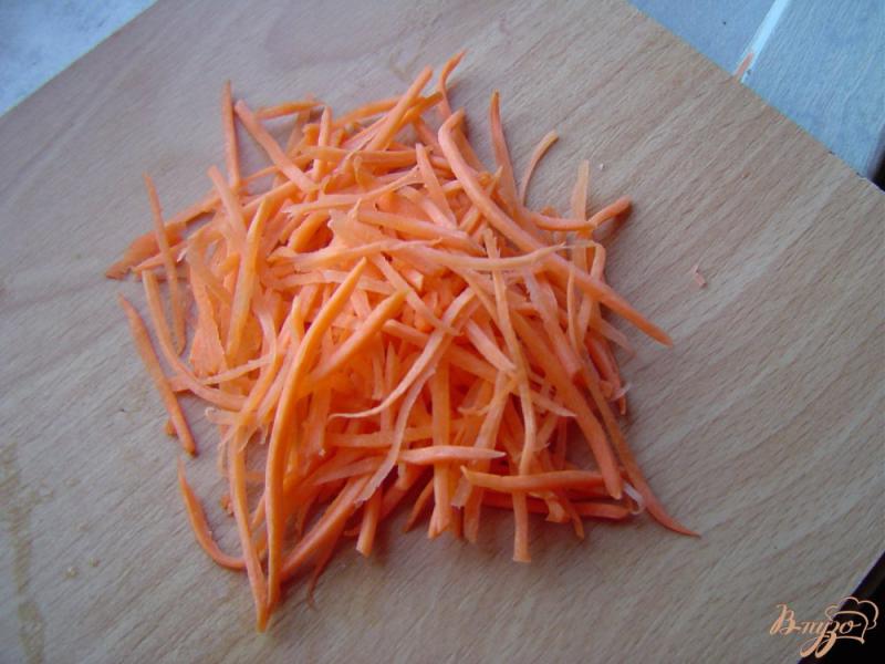 Фото приготовление рецепта: Салат с редькой, огурцом и морковью шаг №3