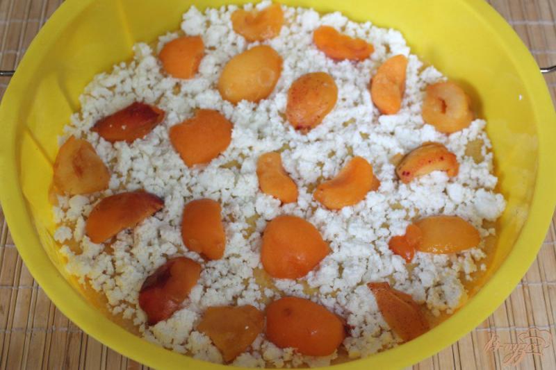 Фото приготовление рецепта: Кукурузный пирог с творогом и абрикосом шаг №5