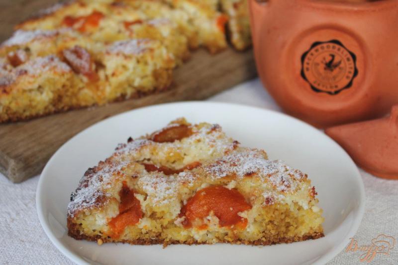 Фото приготовление рецепта: Кукурузный пирог с творогом и абрикосом шаг №6