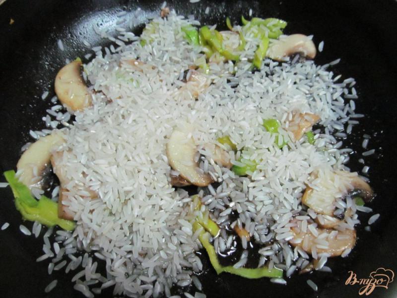 Фото приготовление рецепта: Рис с брокколи и шампиньоном шаг №2