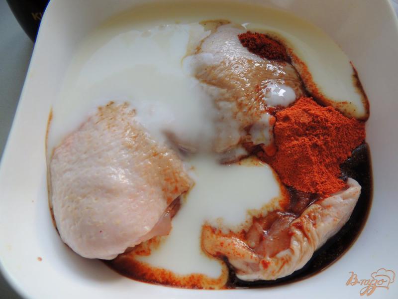 Фото приготовление рецепта: Куриные бёдрышки в кефире и соевом соусе шаг №2