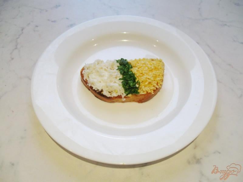Фото приготовление рецепта: Закусочные бутерброды с  яйцами. шаг №11
