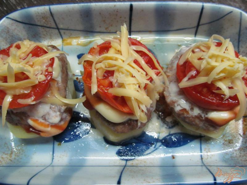 Фото приготовление рецепта: Башенки из картофеля котлеты и помидора шаг №6