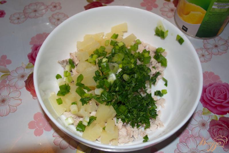 Фото приготовление рецепта: Салат с индейкой и ананасами шаг №3