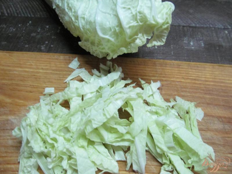 Фото приготовление рецепта: Салат из пекинской капусты с шампиньоном шаг №3
