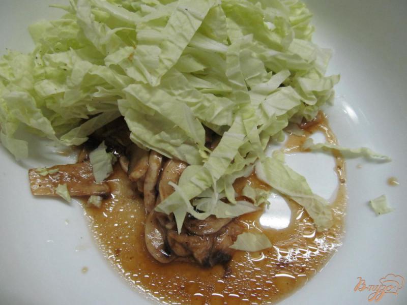 Фото приготовление рецепта: Салат из пекинской капусты с шампиньоном шаг №4