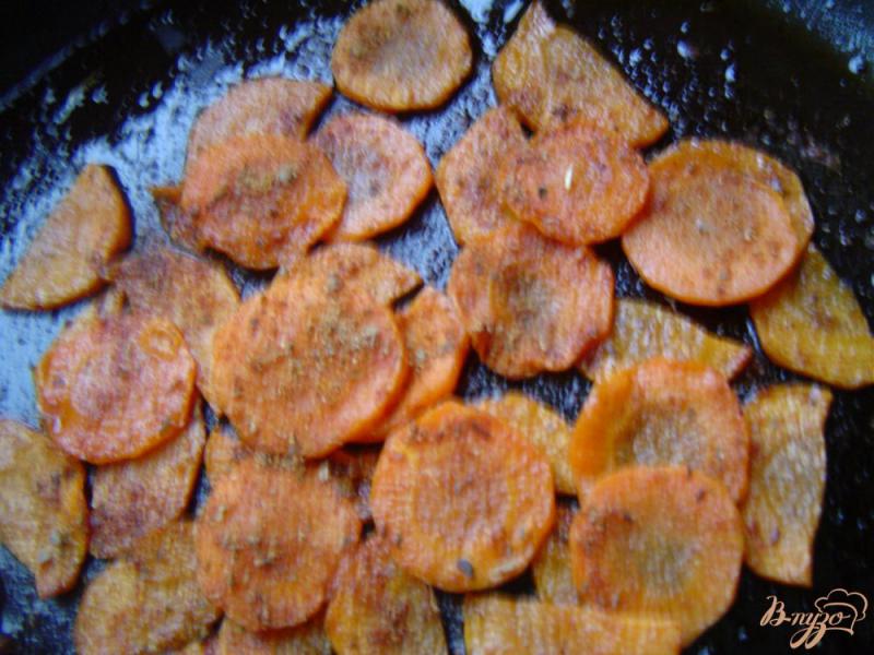 Фото приготовление рецепта: Морковь медово-пряная шаг №4