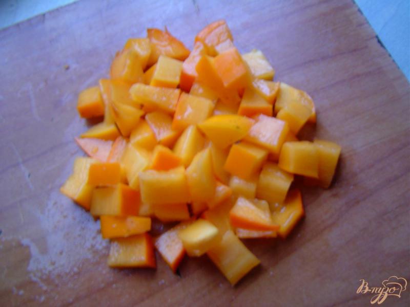 Фото приготовление рецепта: Салат фруктовый с мандаринами, хурмой, бананами и киви шаг №2