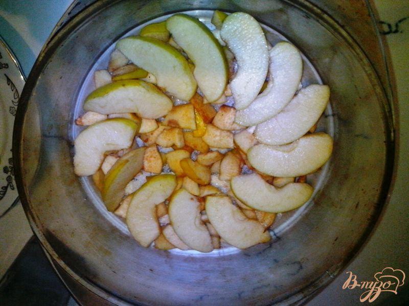 Фото приготовление рецепта: Пирог с яблоком и айвой шаг №3