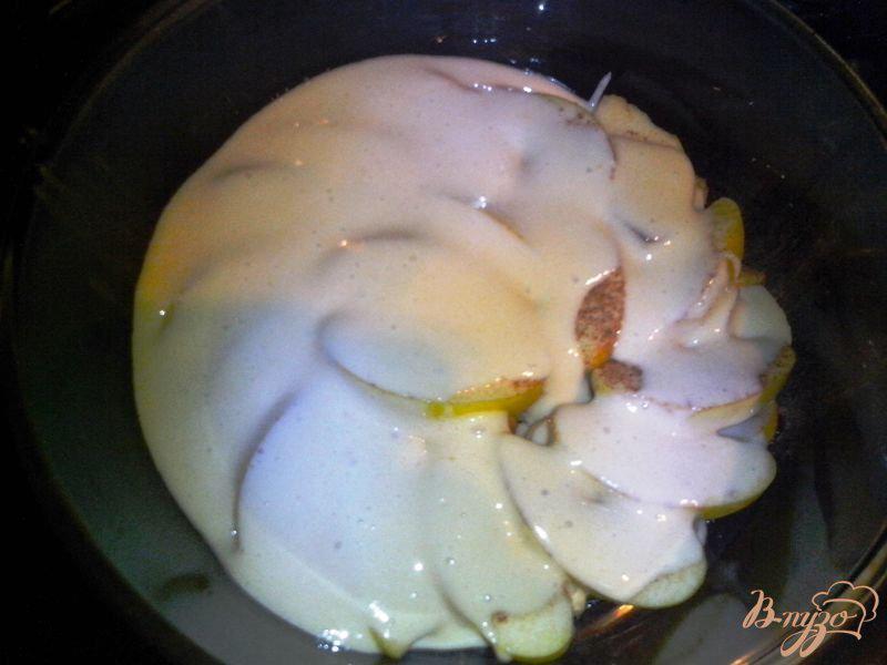 Фото приготовление рецепта: Пирог с яблоком и айвой шаг №5