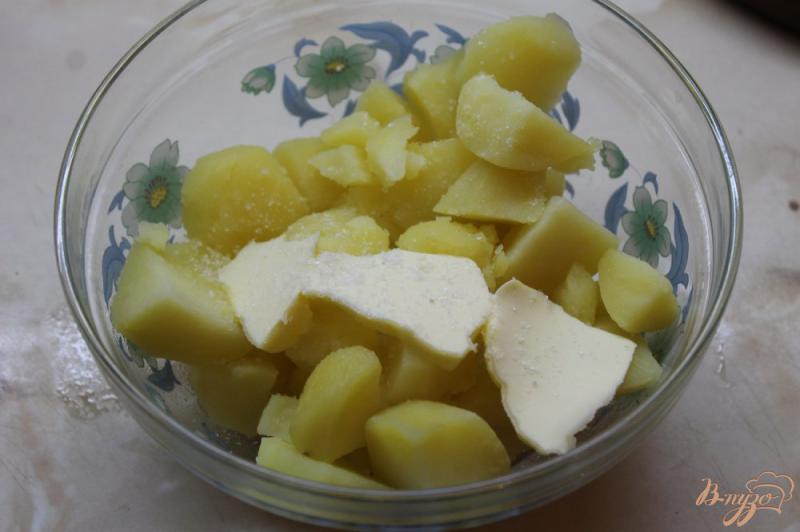 Фото приготовление рецепта: Открытый пирог на картофельном тесте с фаршем и овощами шаг №2