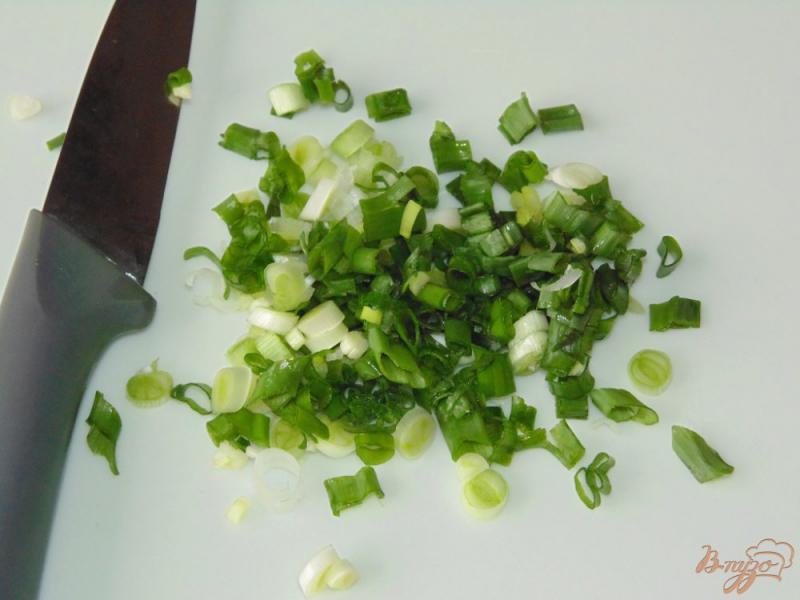 Фото приготовление рецепта: Салат из пекинской капусты с сухариками шаг №4