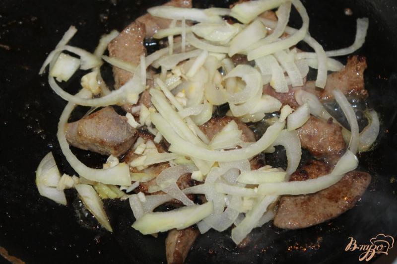 Фото приготовление рецепта: Салат с омлетом и свиной печенью шаг №5