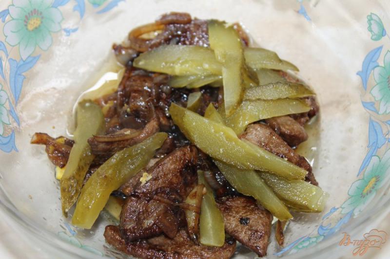 Фото приготовление рецепта: Салат с омлетом и свиной печенью шаг №6