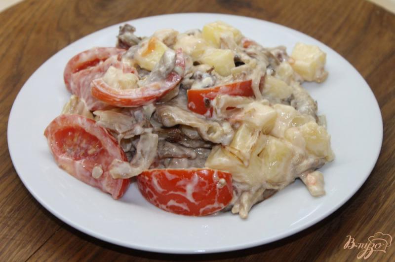 Фото приготовление рецепта: Теплый салат с вешенками, моцареллой и помидорами шаг №6