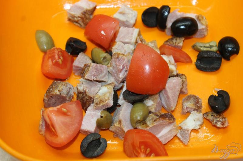 Фото приготовление рецепта: Салат с помидорами, копченой свининой и маслинами шаг №3