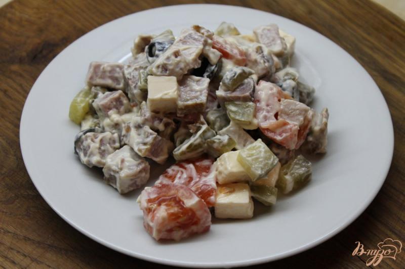 Фото приготовление рецепта: Салат с помидорами, копченой свининой и маслинами шаг №5