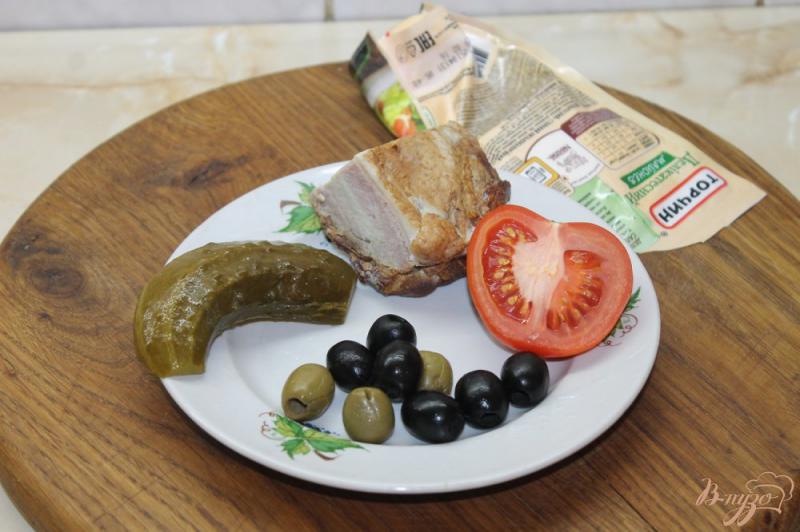 Фото приготовление рецепта: Салат с помидорами, копченой свининой и маслинами шаг №1